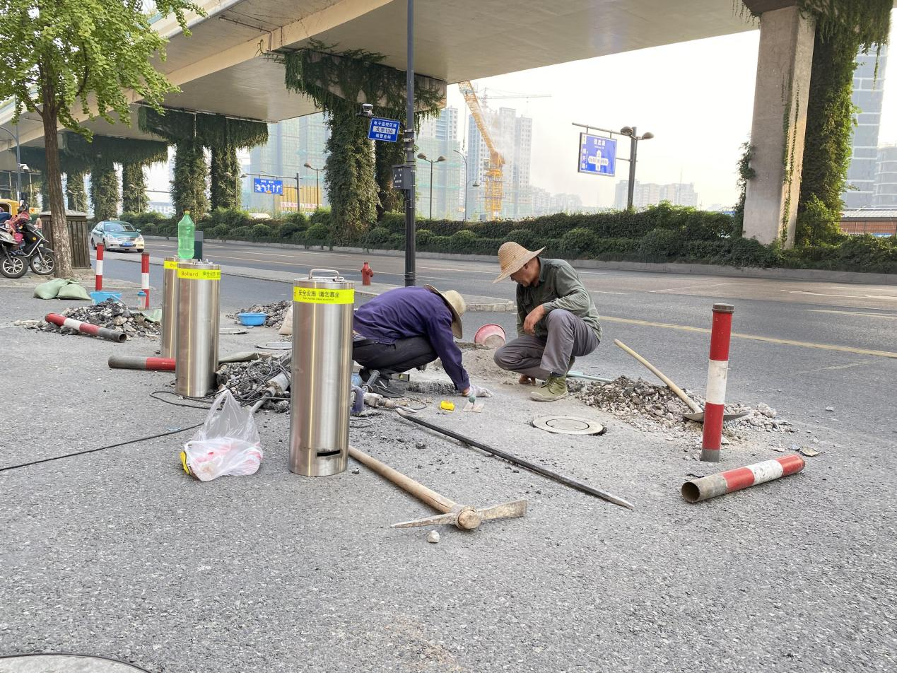 钱江商城替换上塘路西大门口防撞柱