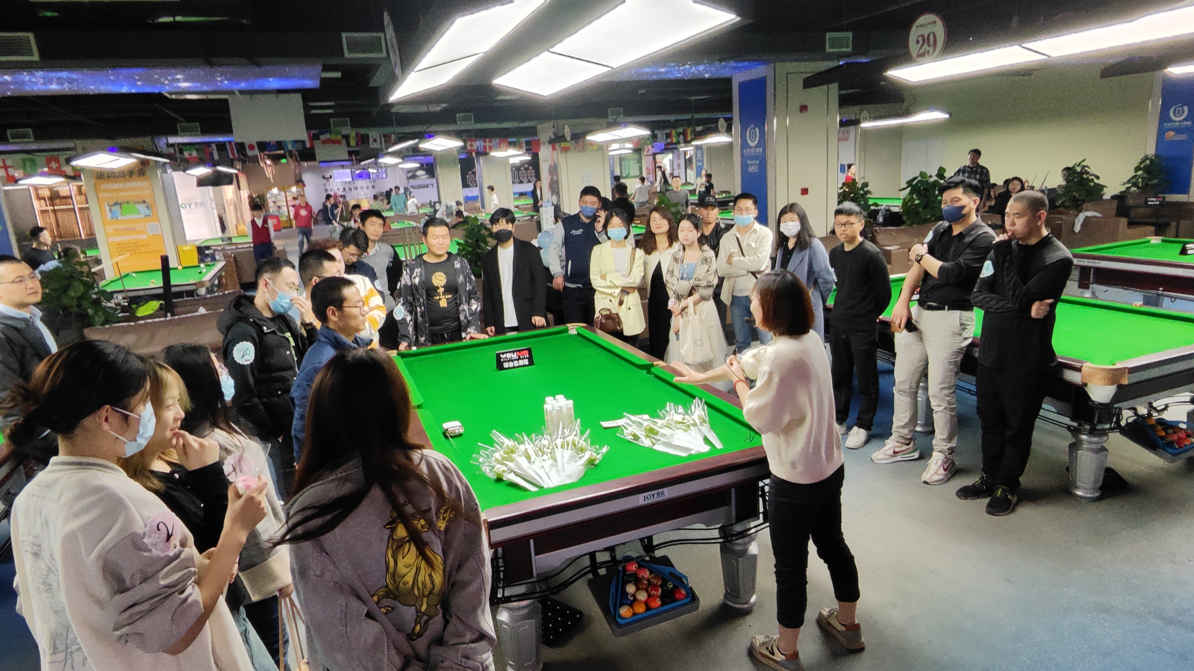 水晶城“碰出火花，，，，，，，，撞进心扉”结交派对运动圆满举行