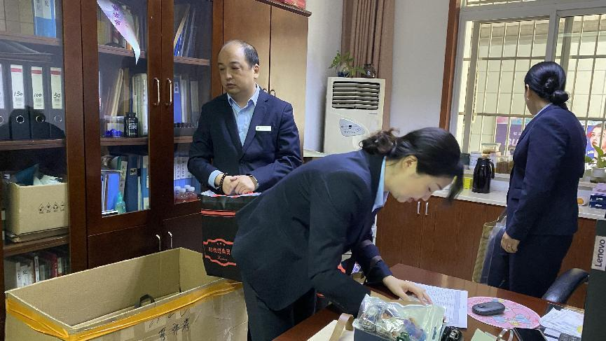 焕然“衣”新，，，，，，，整“装”待发——钱江商城工服换新，，，，，，，服务更精彩！