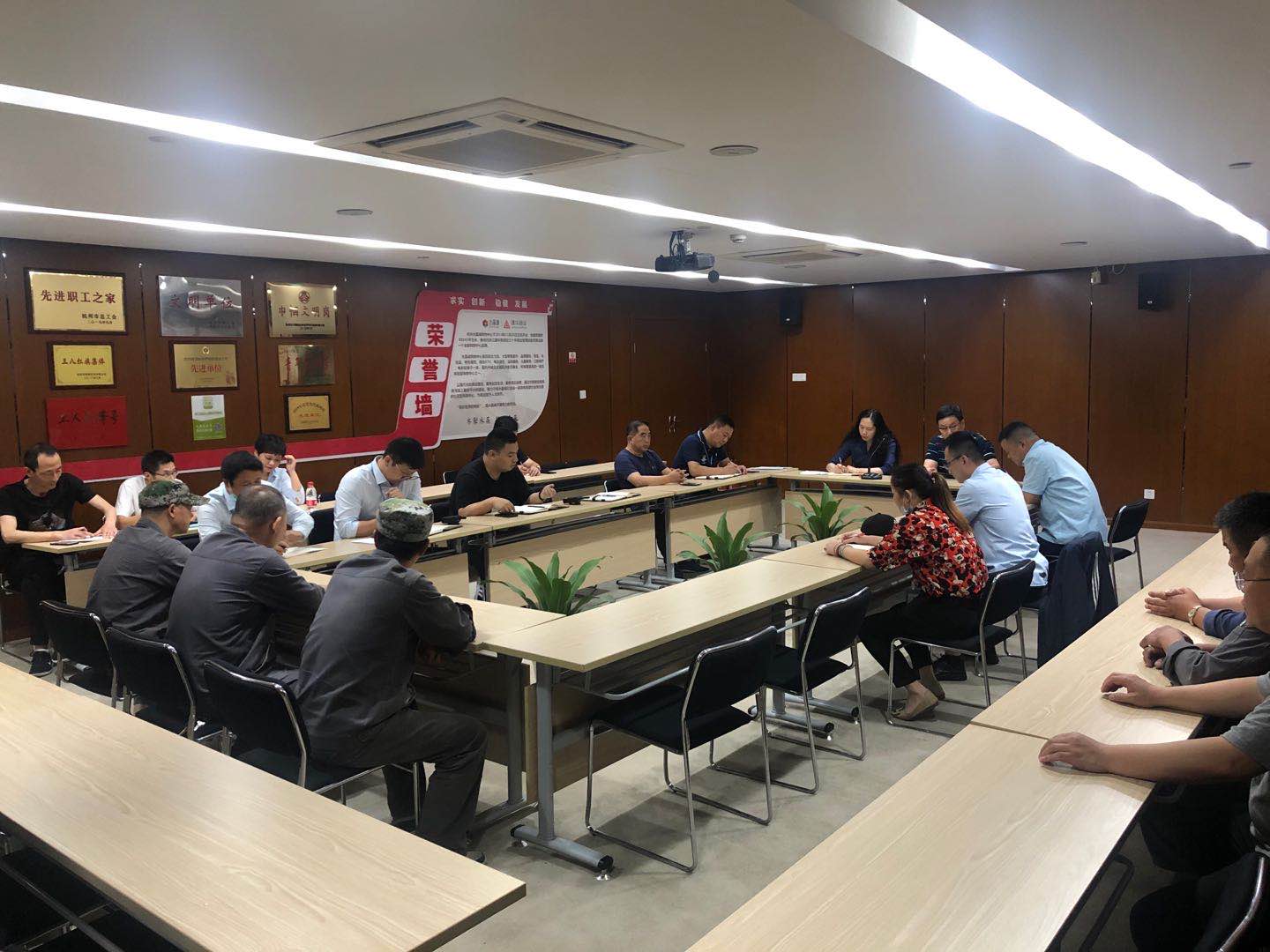 水晶城召开国庆节前清静聚会