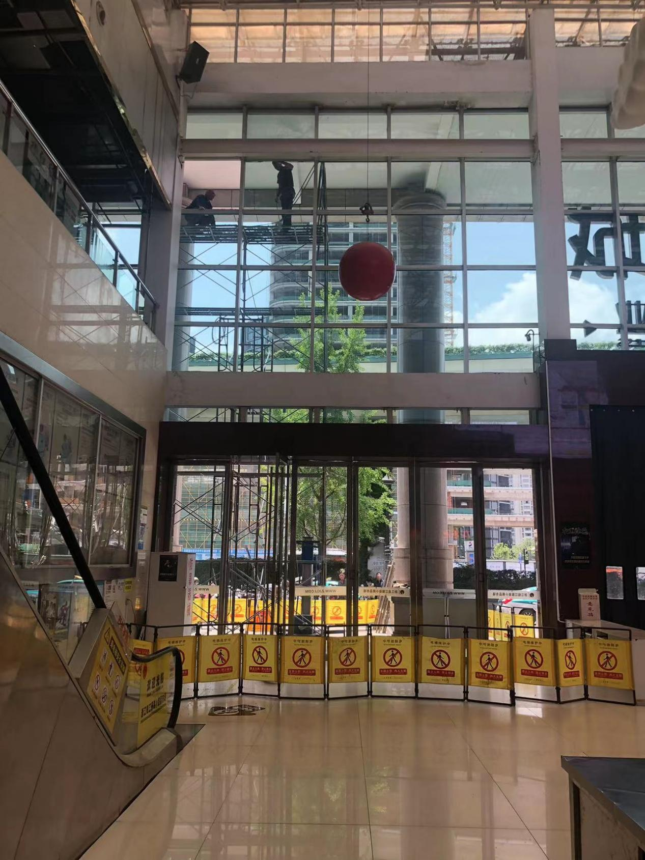 钱江商城排查整治外围玻璃幕墙清静隐患