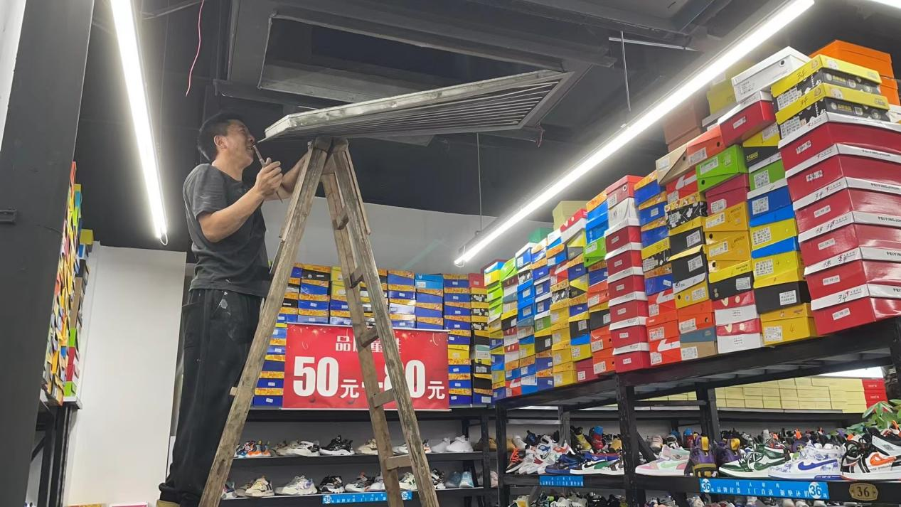 钱江商城对空调出风口举行清洁事情