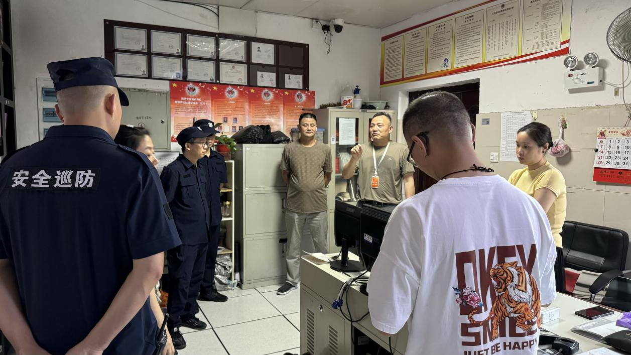 钱江商城组织消防控制室值班操作职员及清静员开展消防清静专项培训