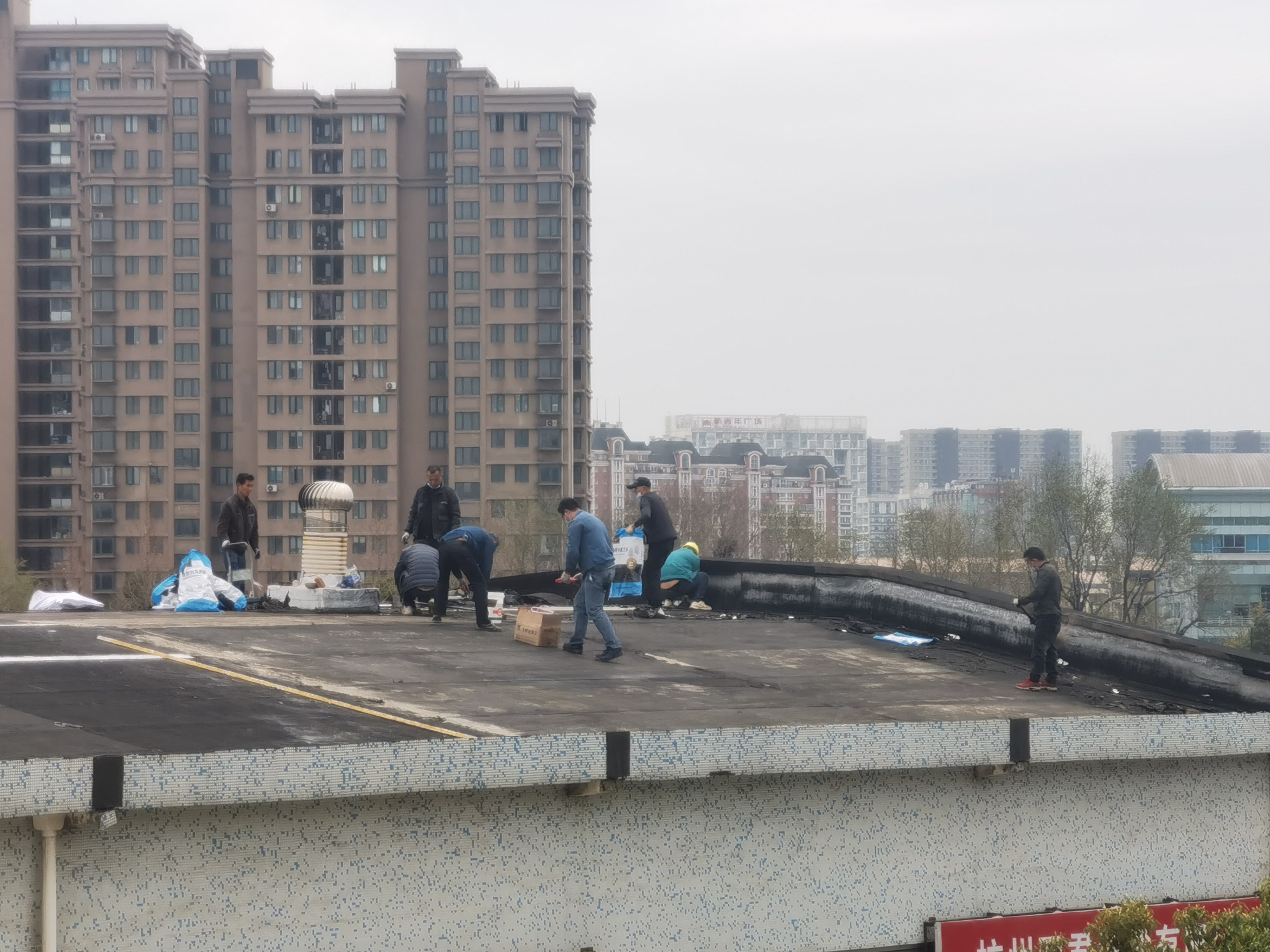 利记官网平台入口市场屋顶防水维修举行中