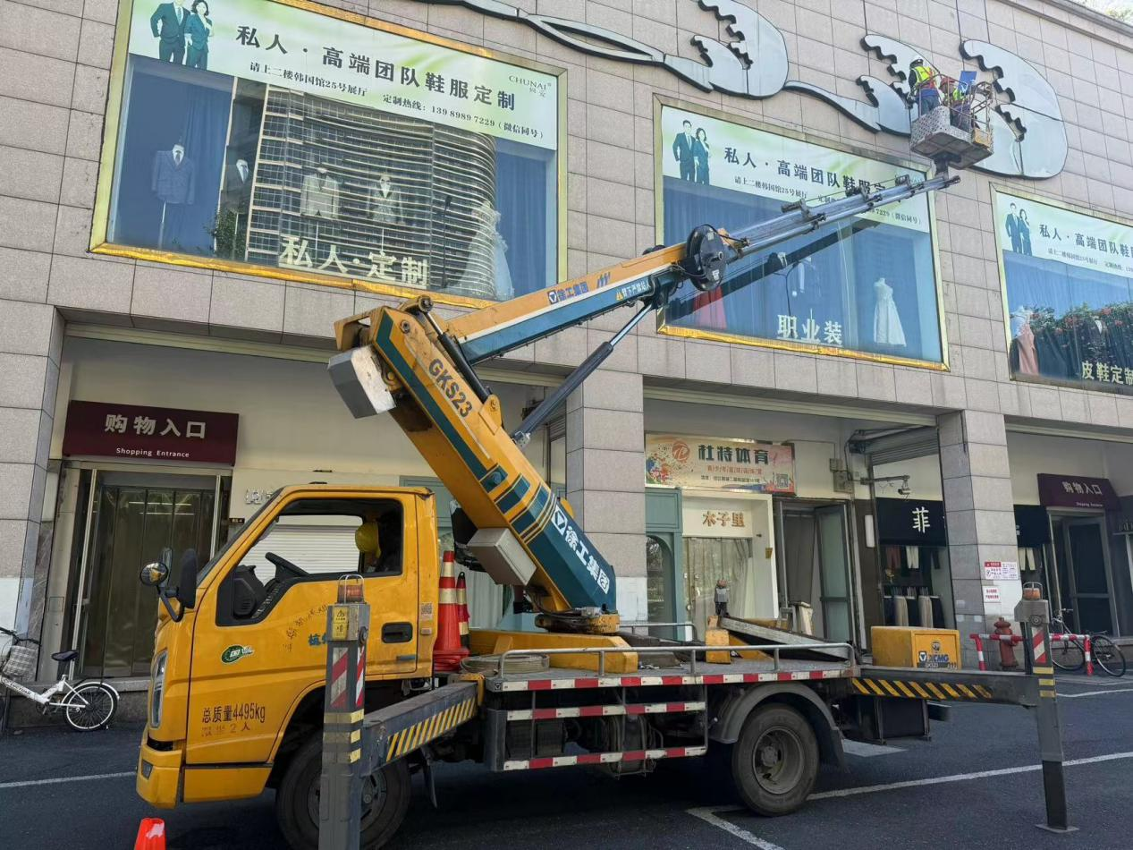 钱江商城开展户外广告清静检测  筑牢头顶“清静防地”