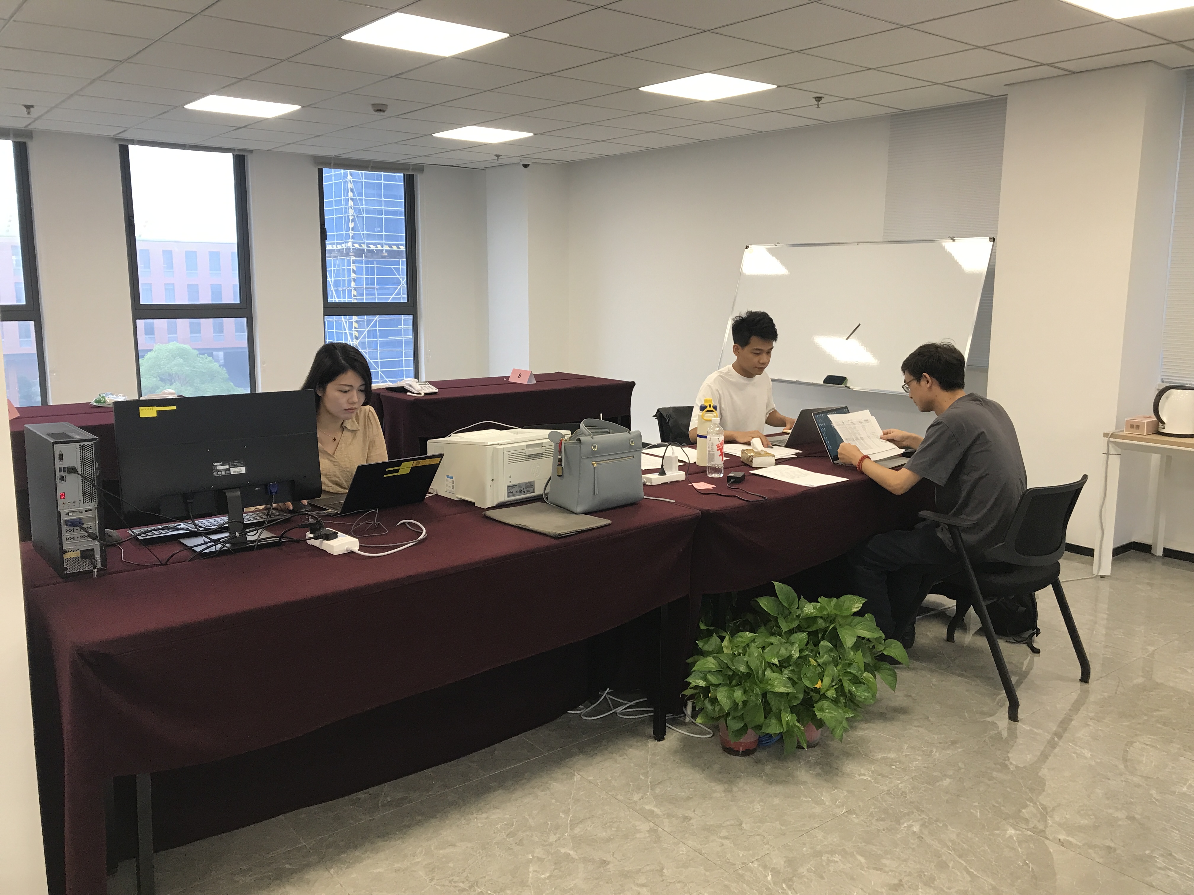 律威民商事调解中心乐成化解首起群访案件