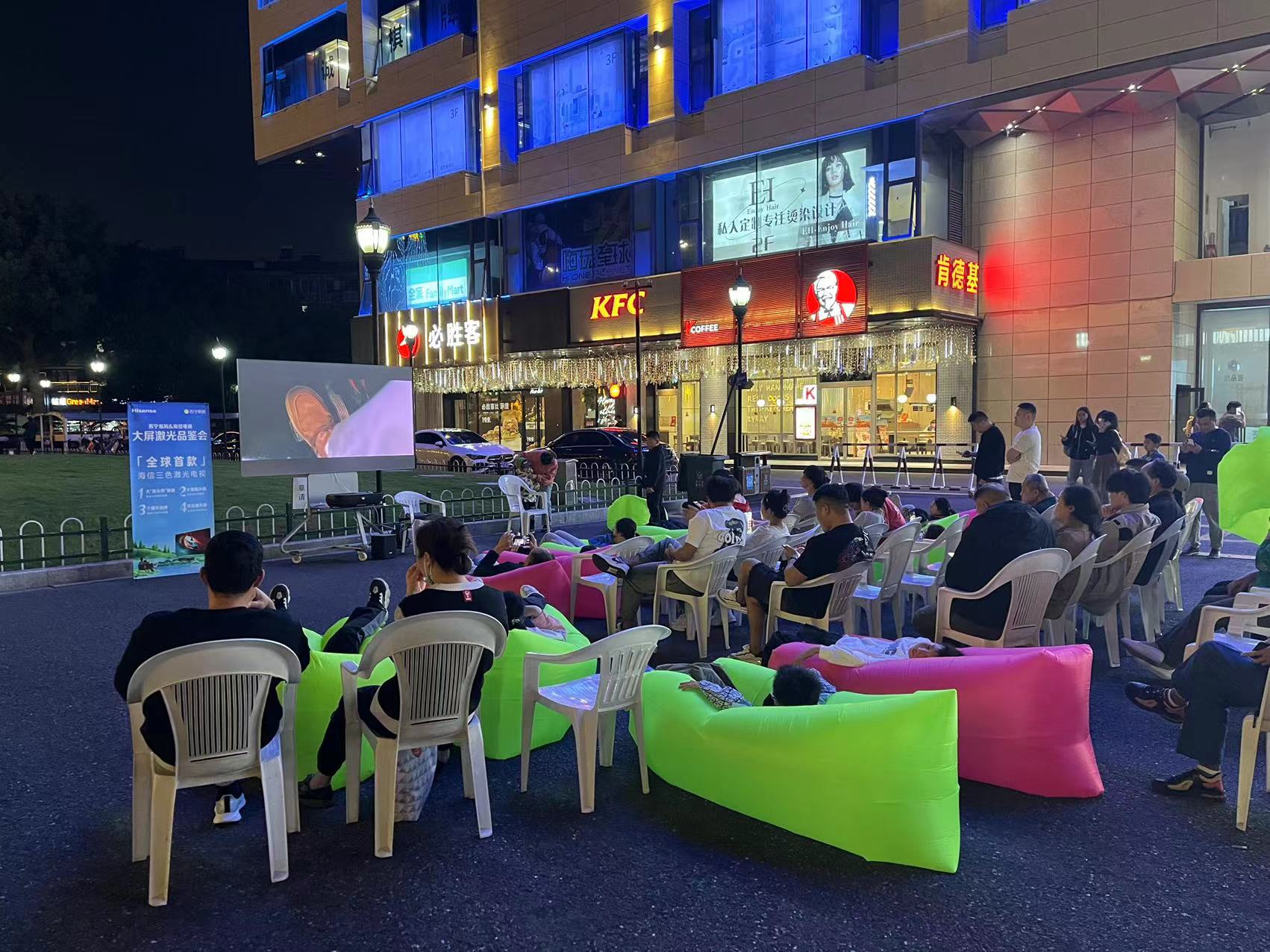 水晶城露天影戏盛宴，，，，，，，，欢声笑语中感受夜晚魅力