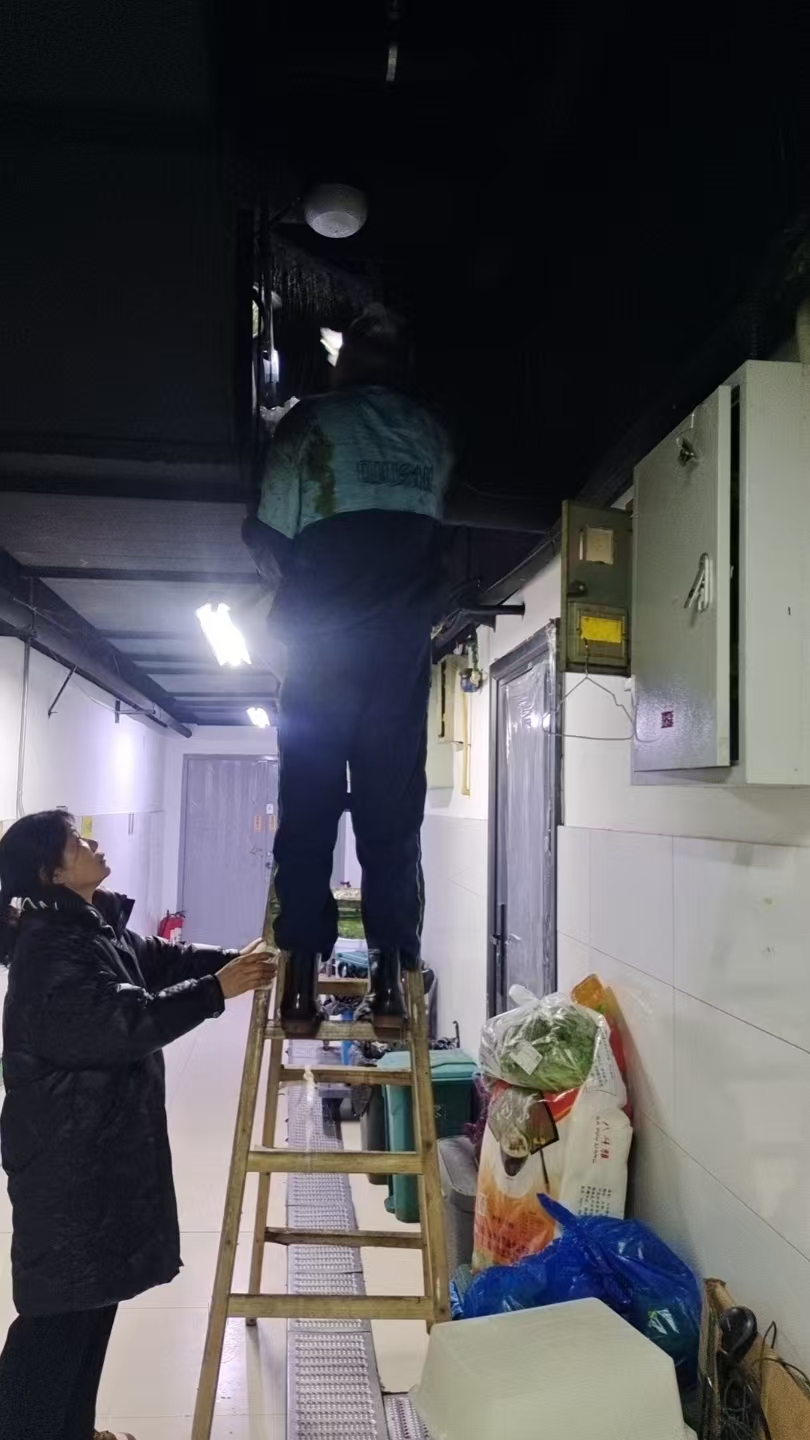 深度清洁油烟道 钱江商城物业为美食广场清静加码