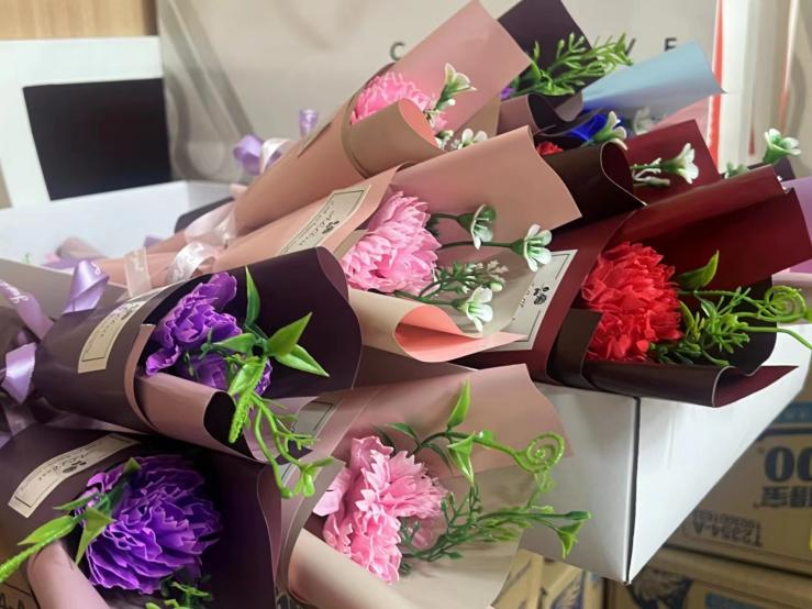 利记官网平台入口文创集团开展“送你一朵小花”女神节运动