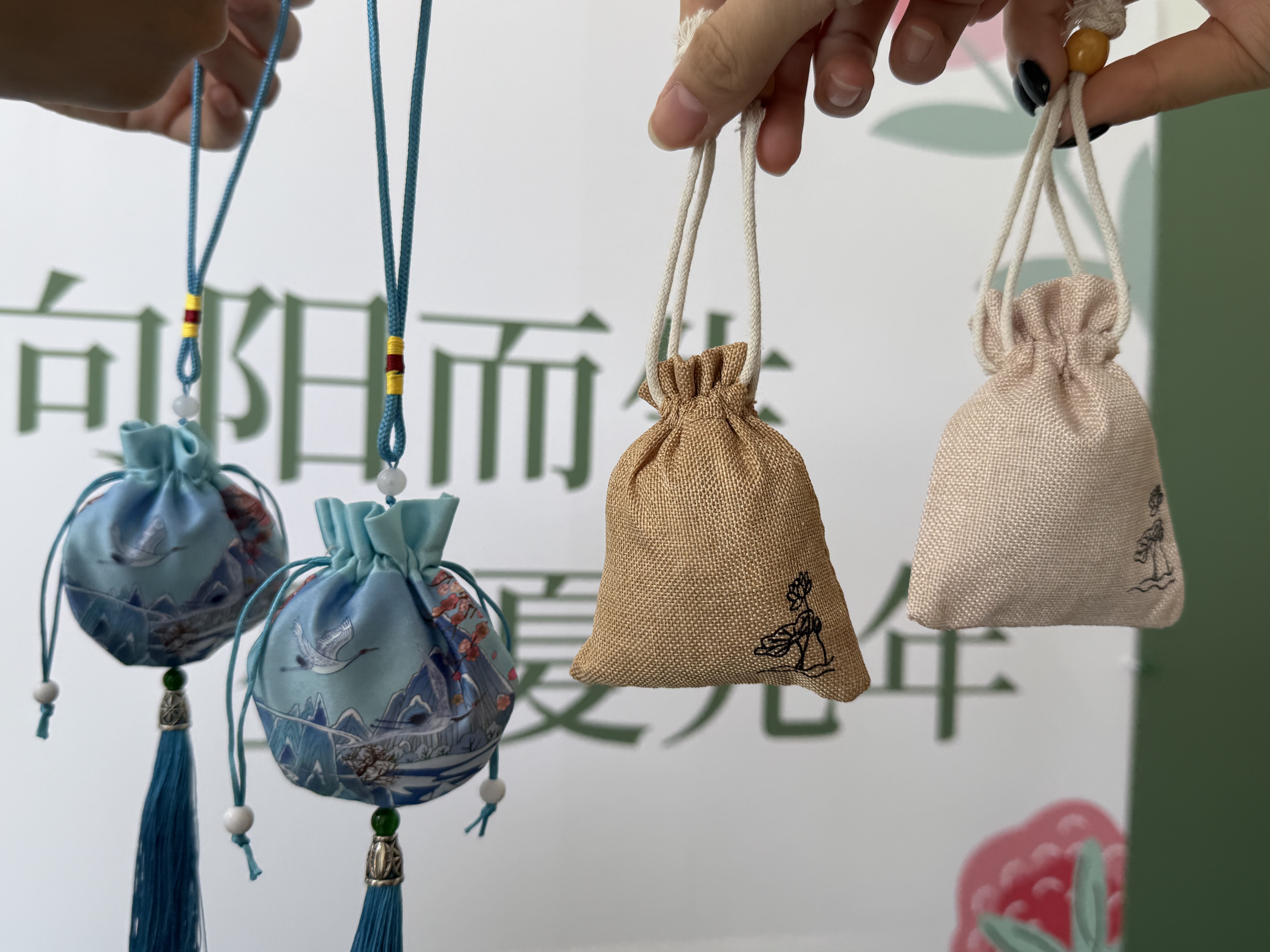 巧手制香囊，，，，，，，情暖端中午