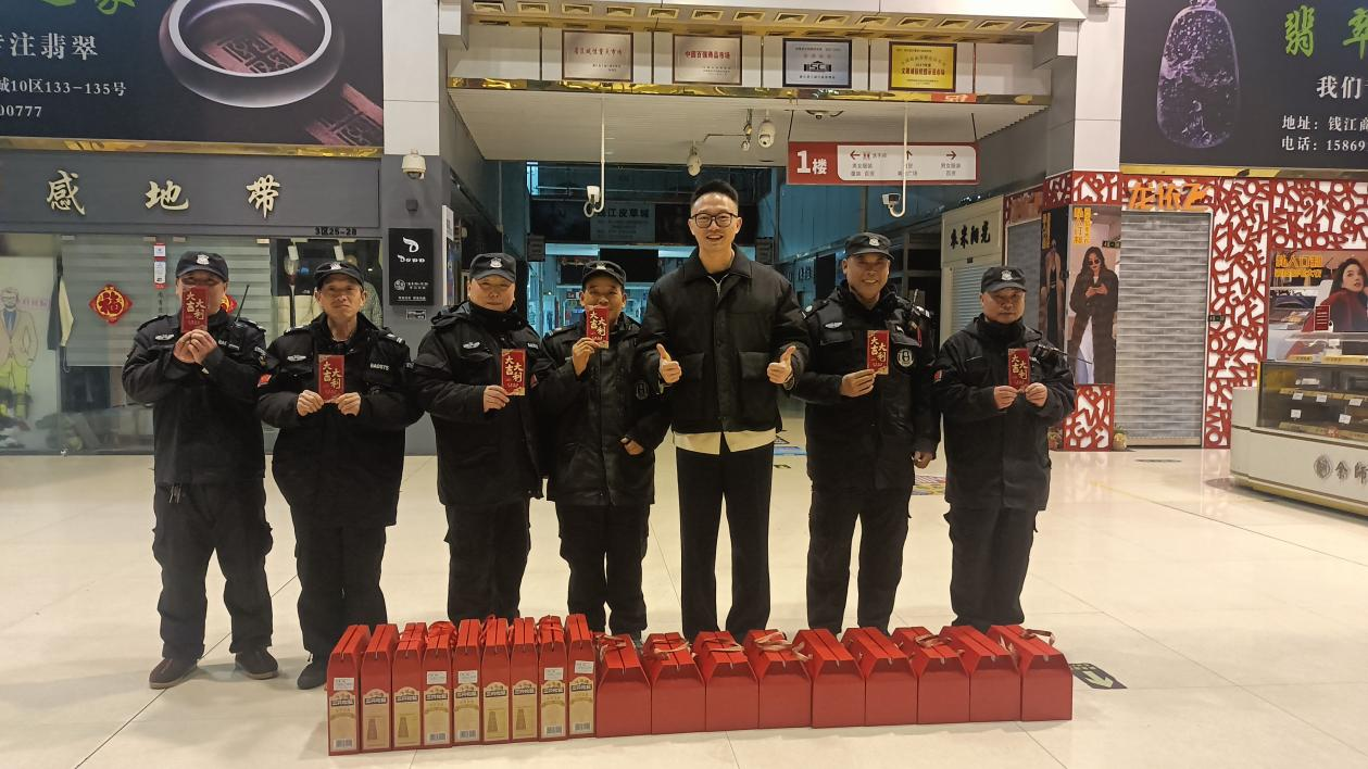 迎新春，，，，，，送温暖，，，，，，鼓劲头！钱江商城总司理慰问一线员工