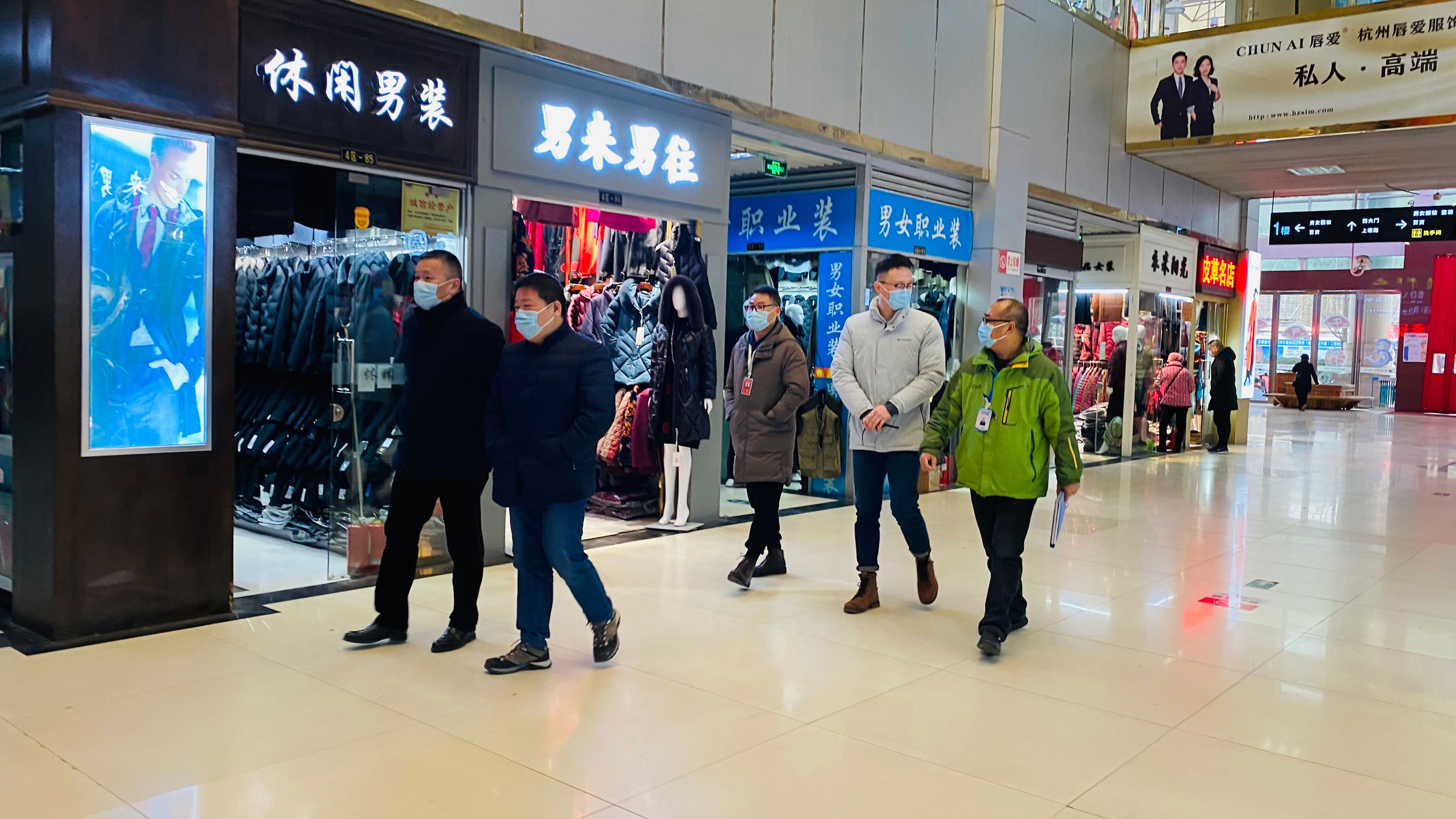 区商务局俞志栋局长一行走访钱江商城 检查疫情防控事情