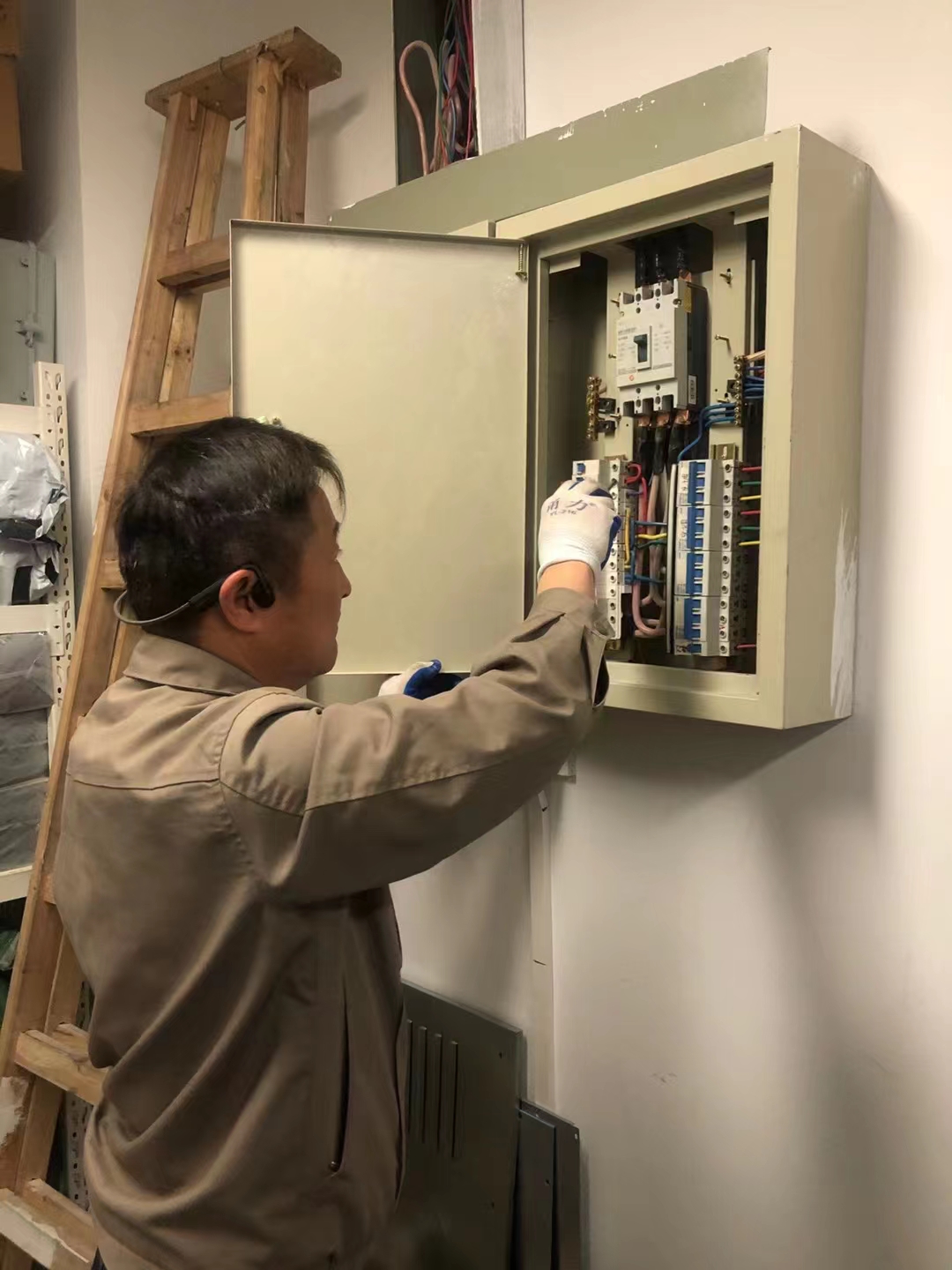 “严”字当头重排查，，，，，，，，杜绝隐患予心安——文创园开展电路清静排查事情