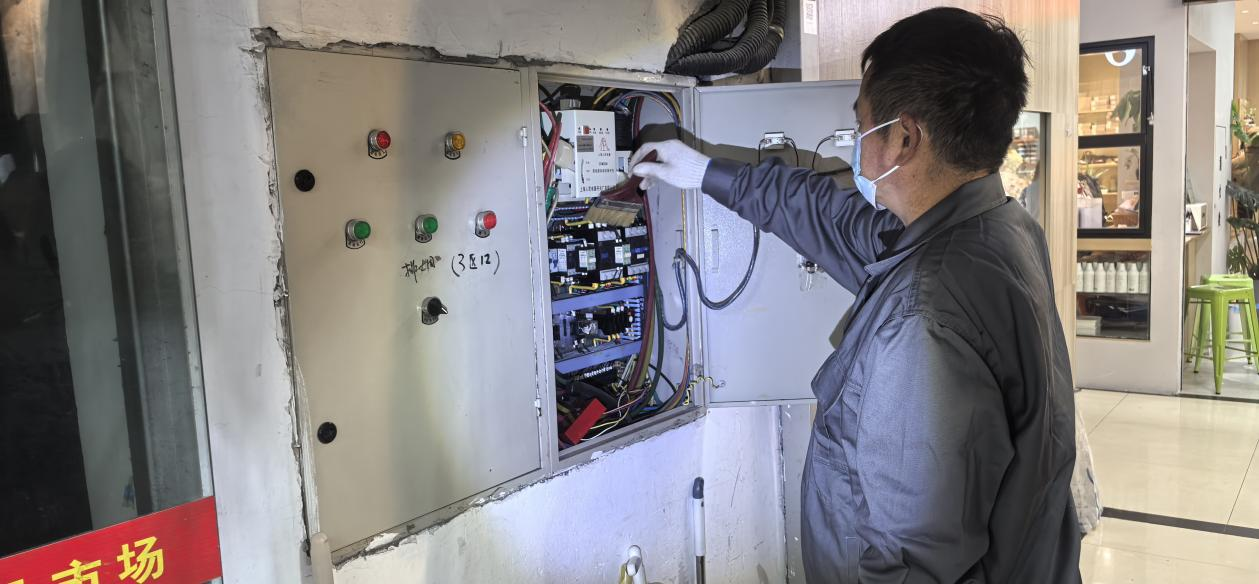 钱江商城排烟风机控制柜维护完成，，，，，清静包管再升级