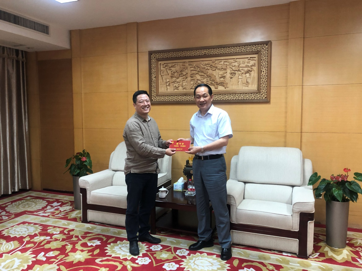 上塘街道方在元副主任带队慰问优异共产党员