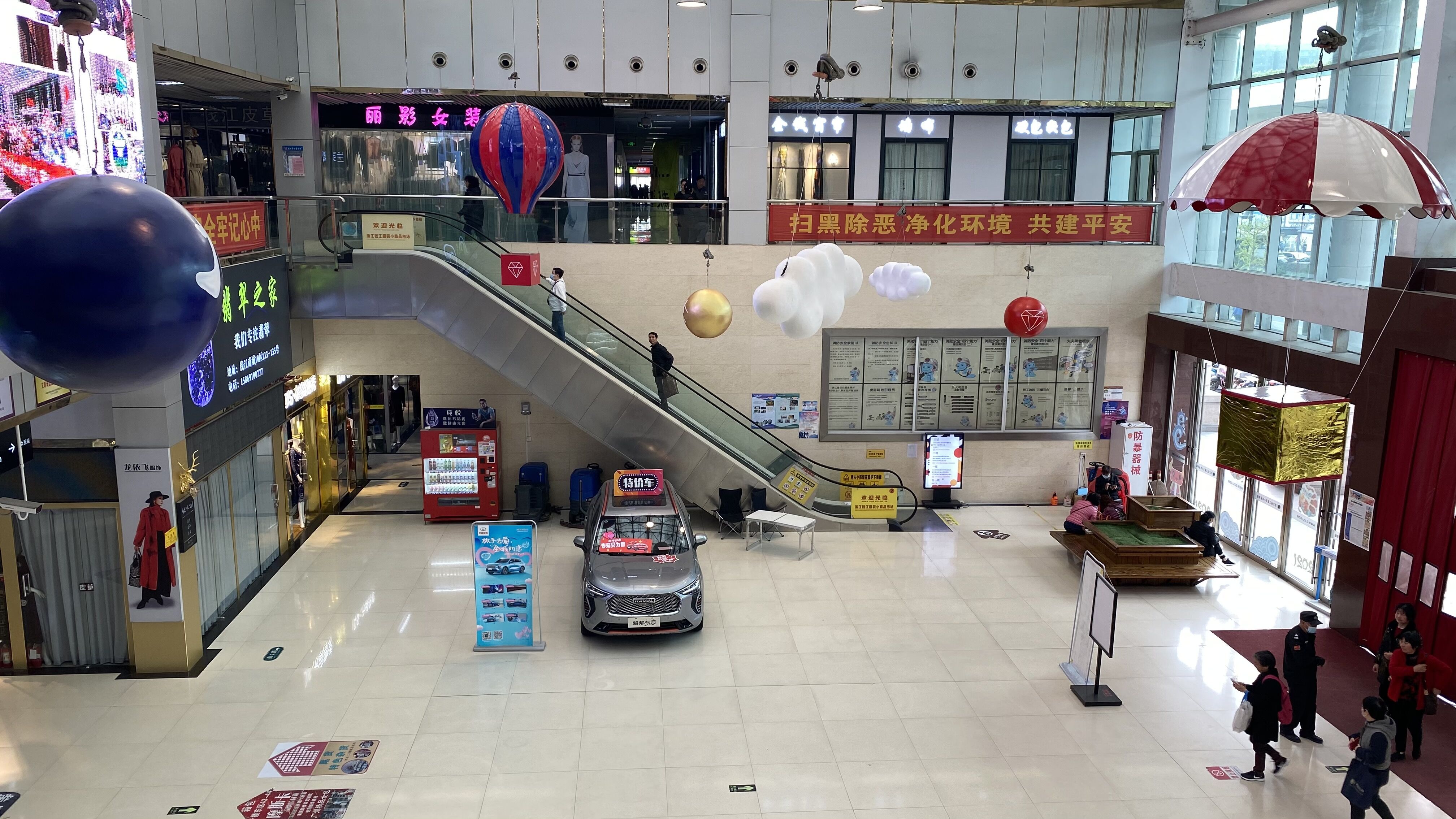 钱江商城替换美陈装饰