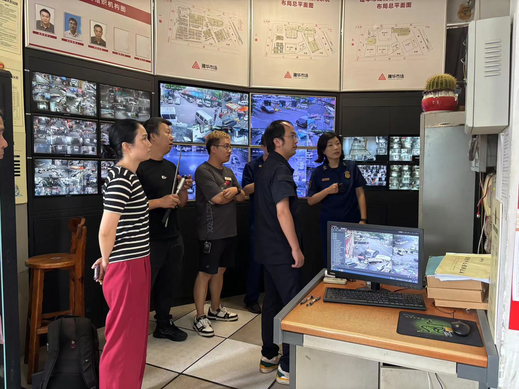 拱墅区消防救援大队赴利记官网平台入口五金市场共筑消防清静屏障