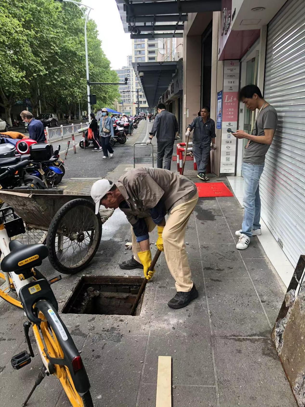 钱江商城开展外围雨水管道检查清淤事情