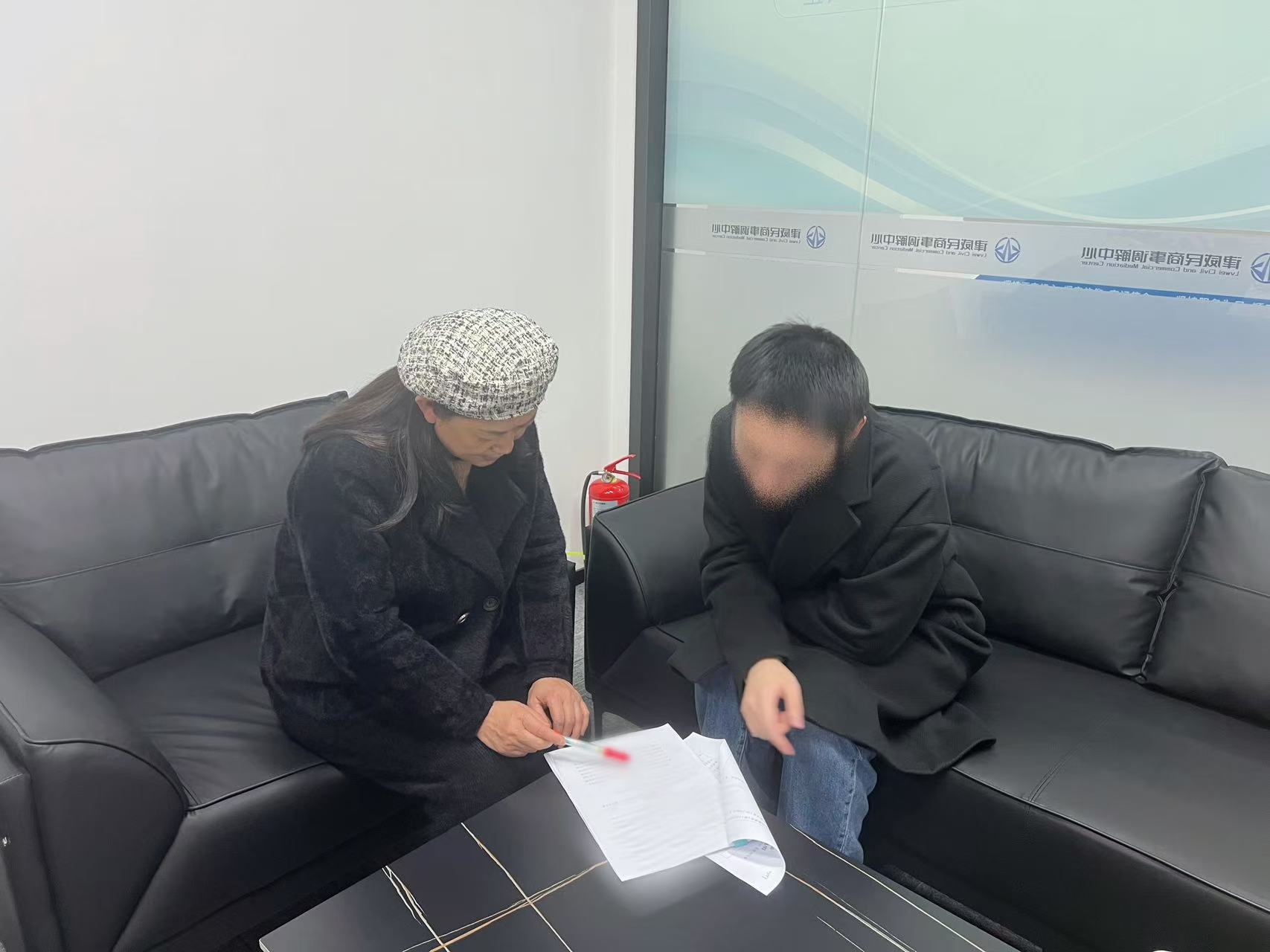 邻里同砚债，，，，，“背靠背”调解显温情