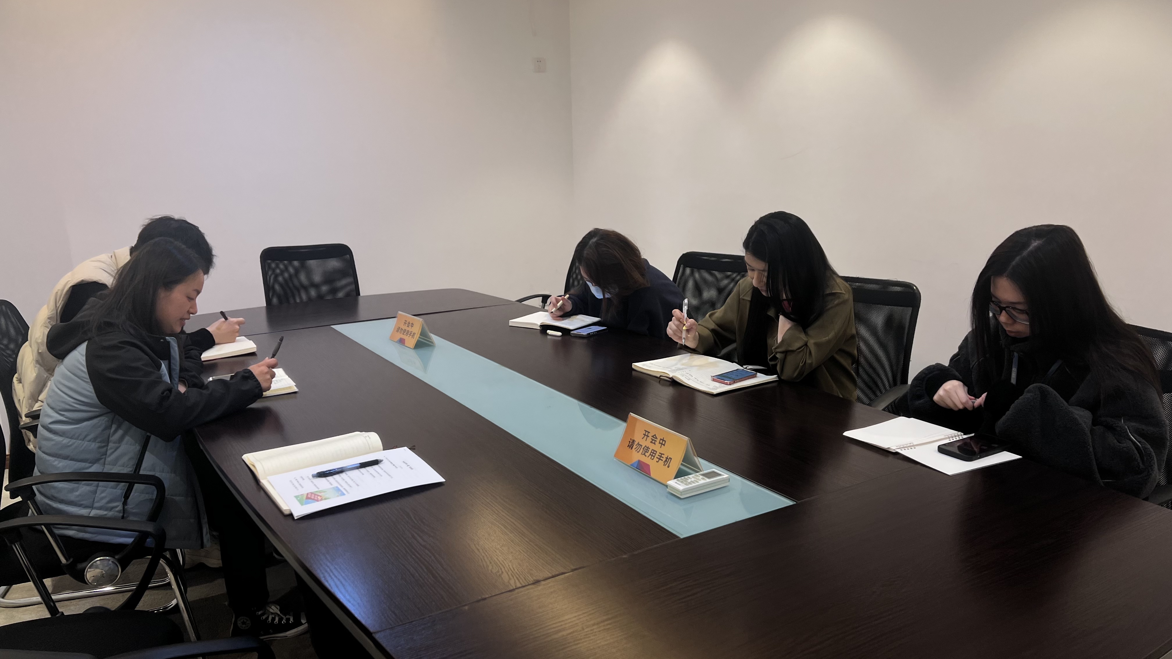 水晶城企划组召开1月运动计划复盘总结聚会