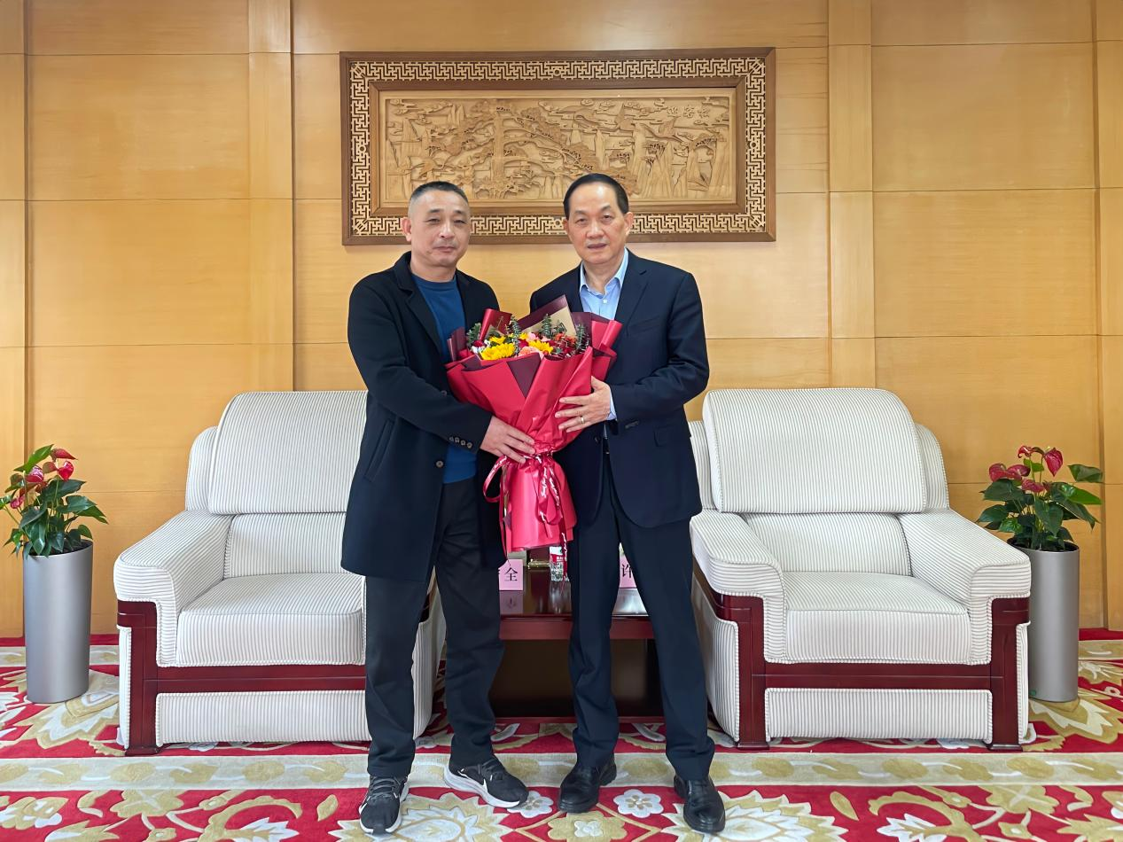 王守全主任慰问省级劳模许荣根——区总工会向导赴浙江利记官网平台入口集团开展新春走访慰问运动