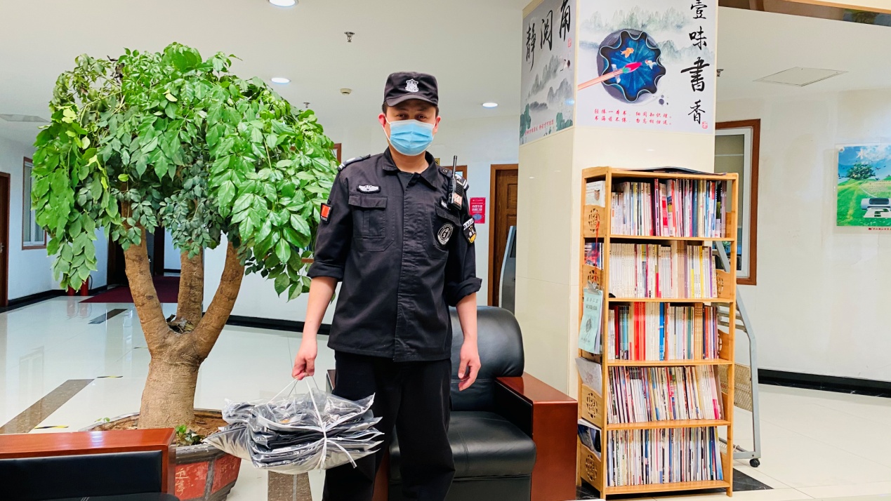 商城保安新装新面目