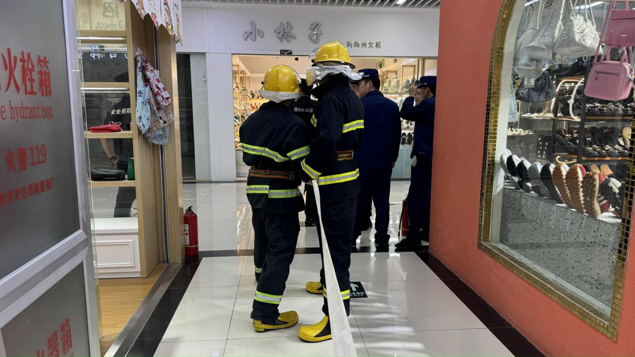 以演促防，，，，，，钱江商城团结水晶城开展微型消防站拉练