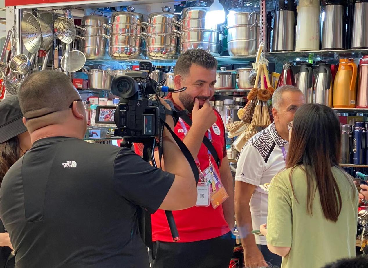 “友谊第一 角逐第二” 亚运会外国运发动玩转钱江商城