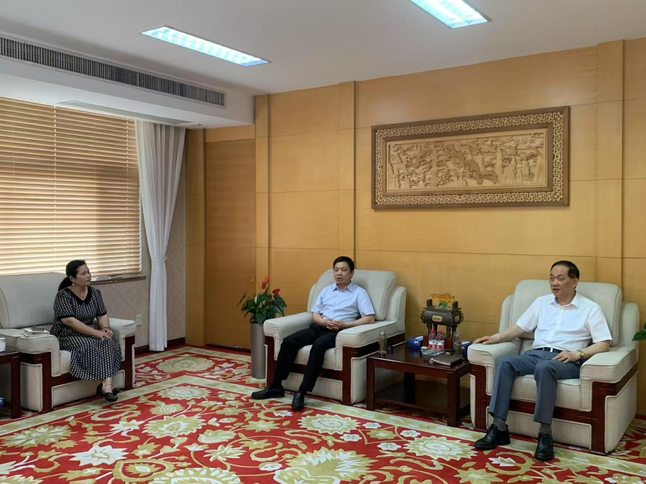 区向导赴集团慰问人大代表