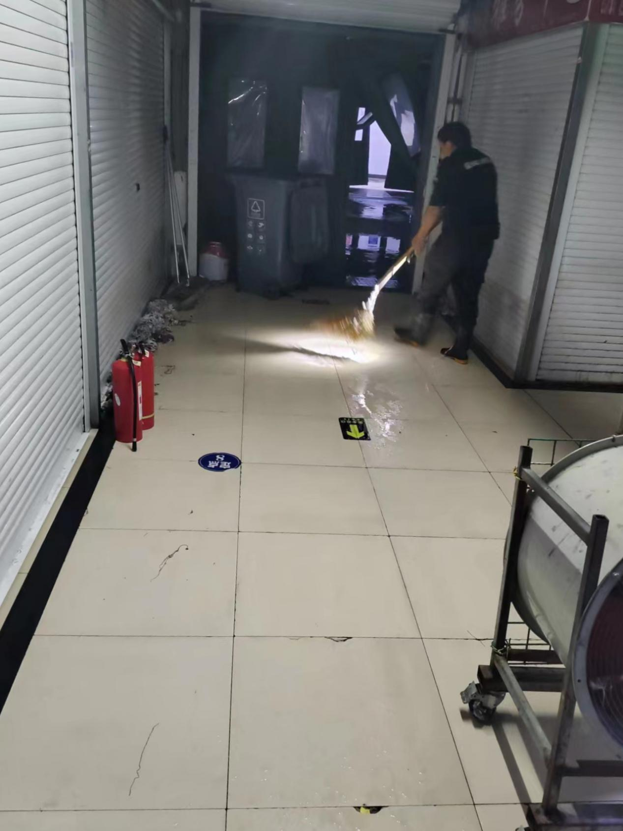 迎战暴雨，，，，，，，，钱江商城打好排水防汛攻坚战