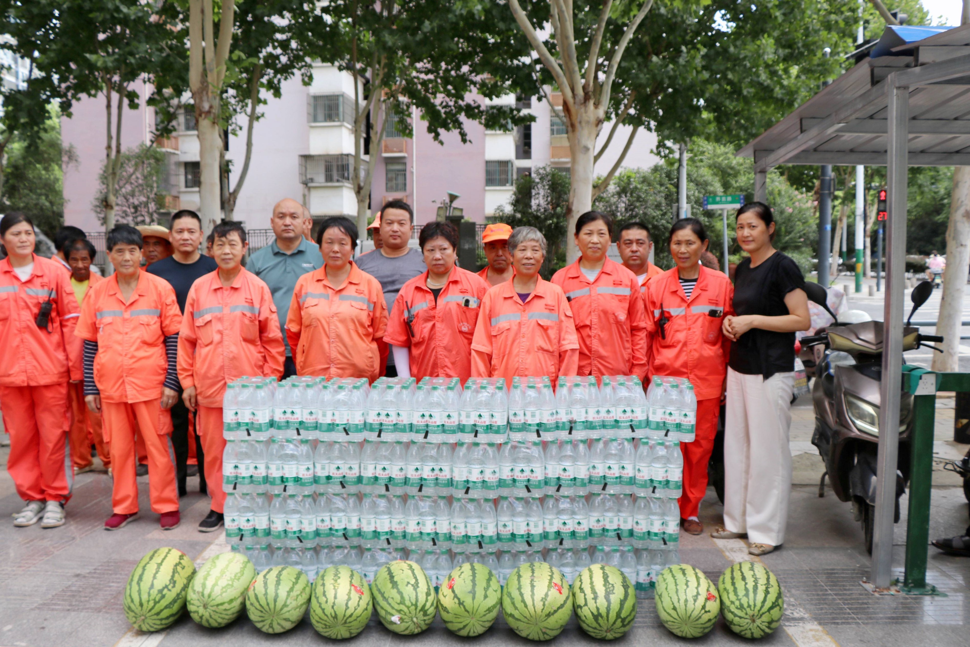  酷暑送清凉，，，，，关爱显继续——庐阳利记官网平台入口文创园携手爱心企业开展夏日送清凉运动