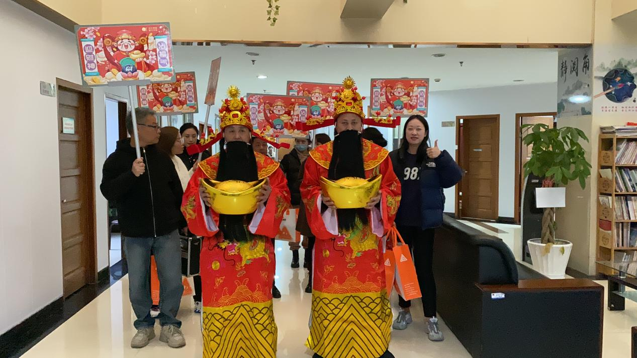 正月十五元宵到，，，，，，，，财神到来，，，，，，，，请接福！