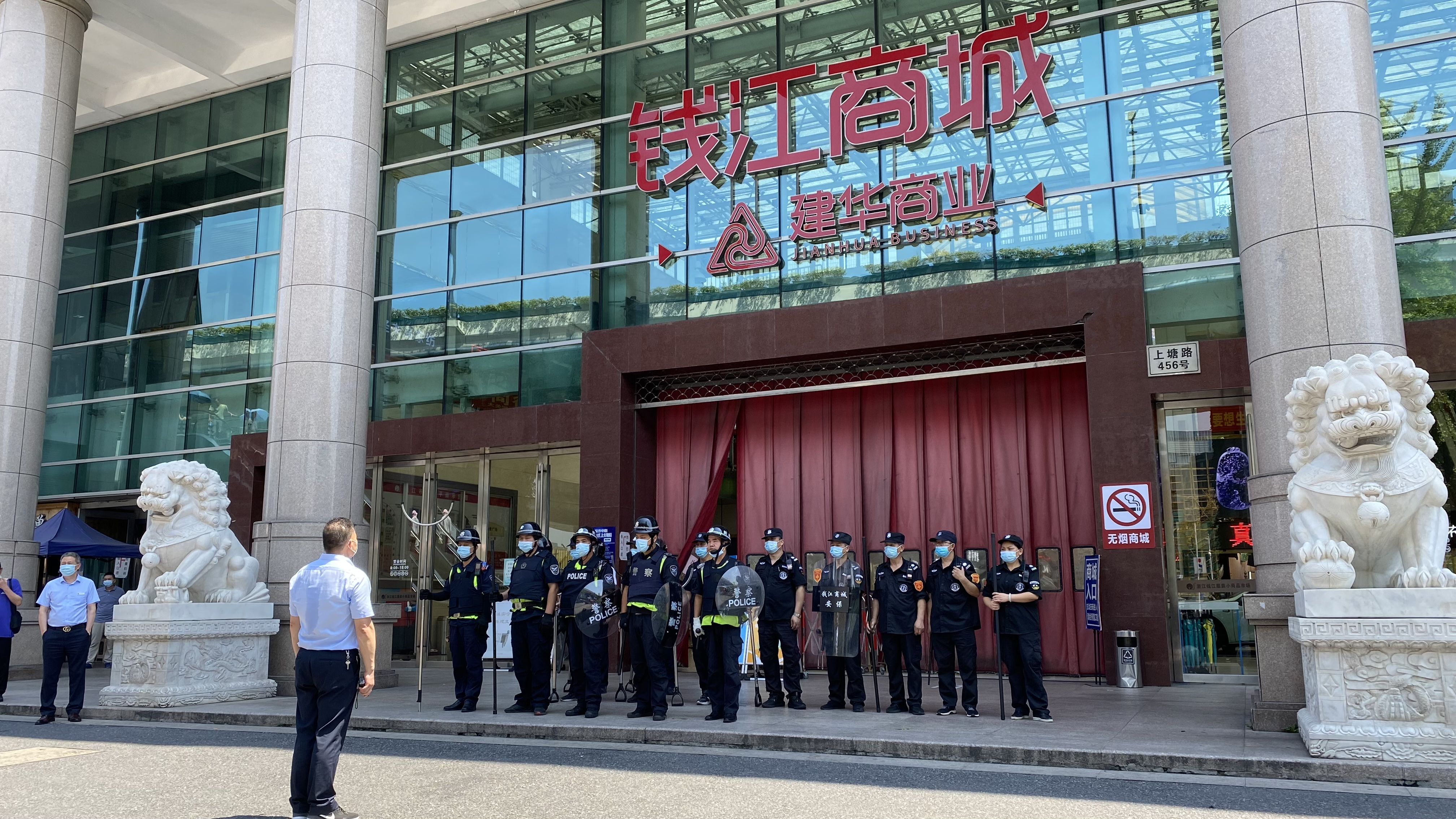 钱江商城团结大关派出所和水晶城 开展反恐防暴演练