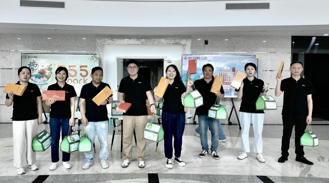 浓情端午送眷注，，，，，，，，“粽”情暖意沁人心——利记官网平台入口文创集团工会开展端午节走访慰问运动