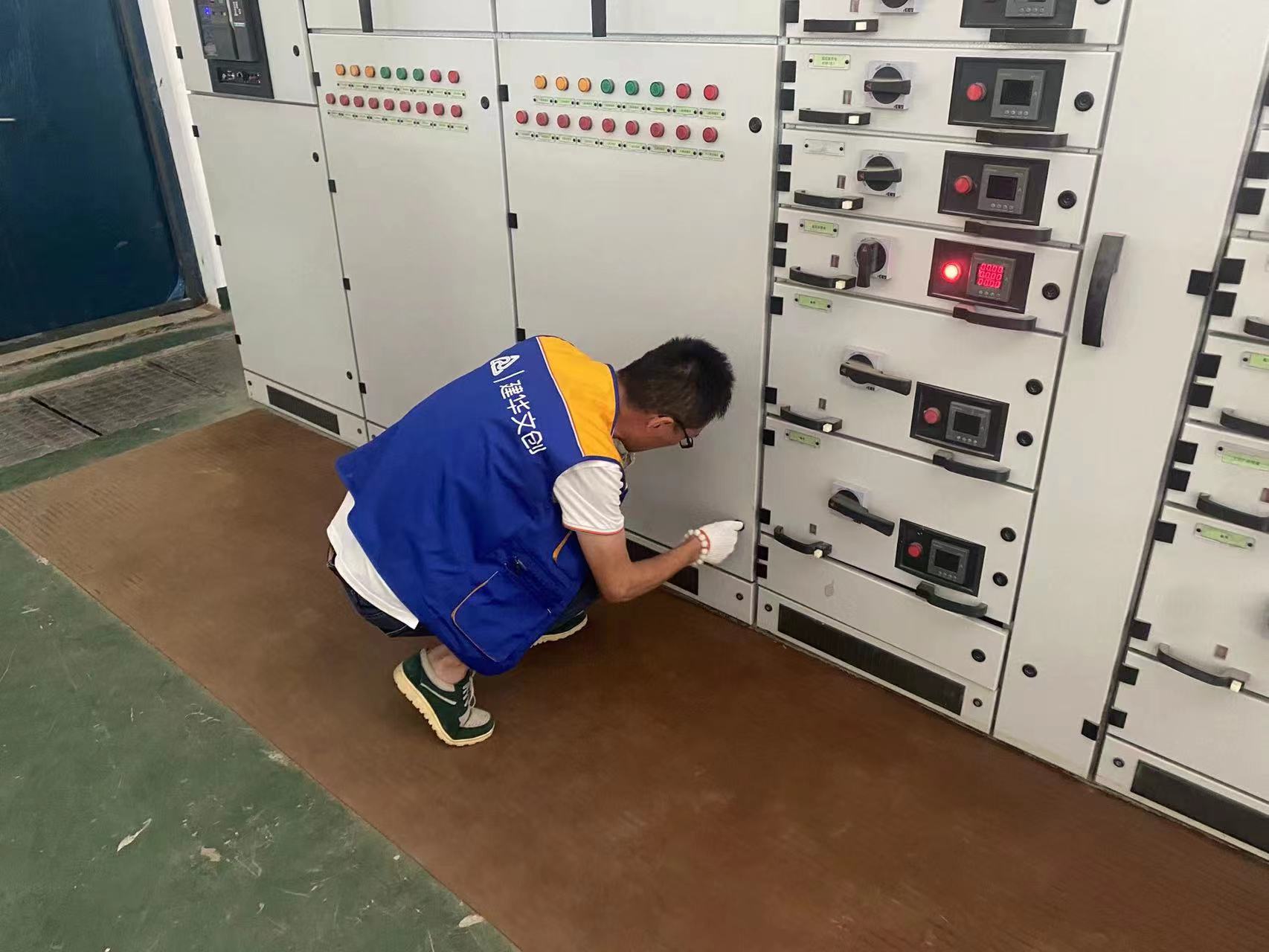 “夏日用电需审慎，，，，，，园区把关无隐患” ——利记官网平台入口文创集团开展用电清静检查事情