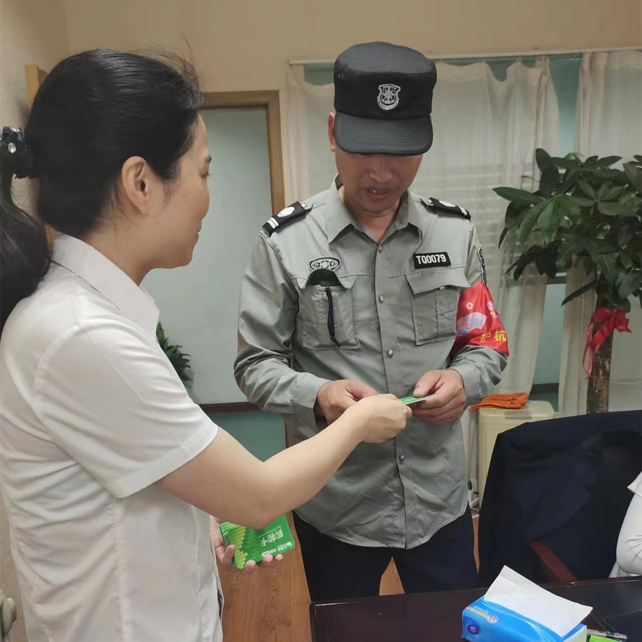 利记官网平台入口市场工会为全体职工发放端午慰问品