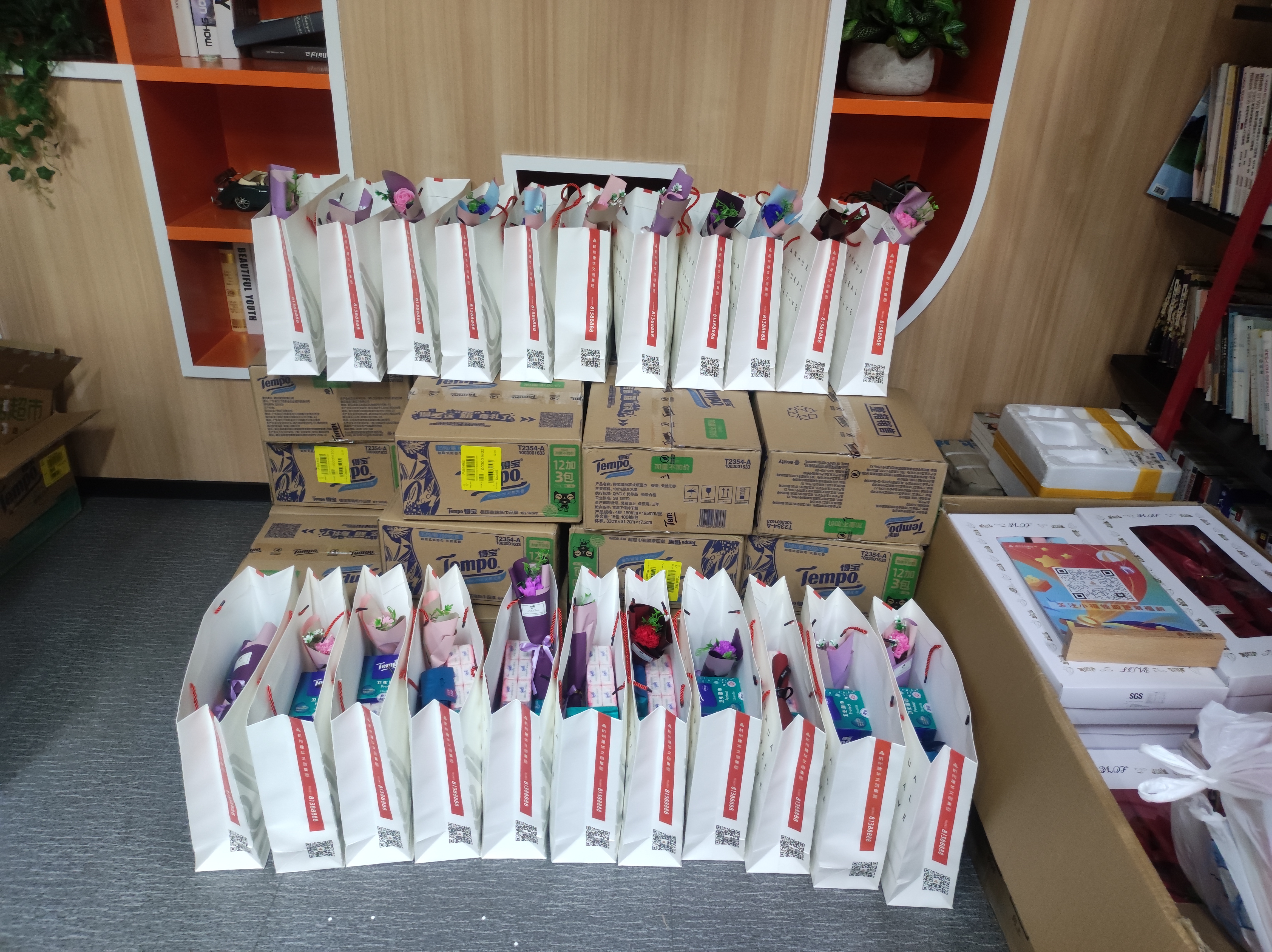 “芝兰细腻至，，，，，，，，伊人踏香来”——-利记官网平台入口文创集团工会开展女神节慰问运动