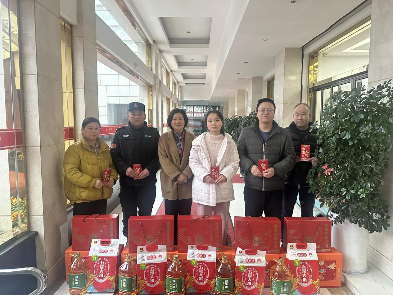 暖冬送眷注 同心迎新春——集团工会开展新春慰问运动