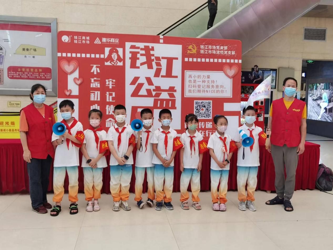 疫情防控，，，，，，，小小自愿者在行动！