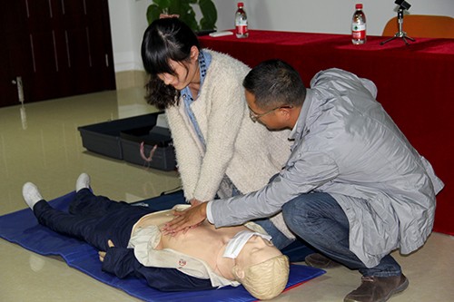 20131024利记官网平台入口文创园党支部举行应抢救护知识培训 (4).jpg