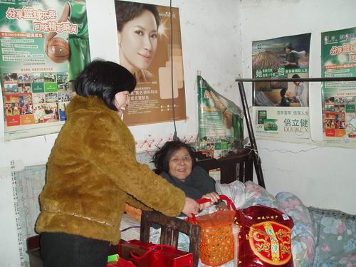 为恒久卧床的老人送去组织的温暖 (2).jpg