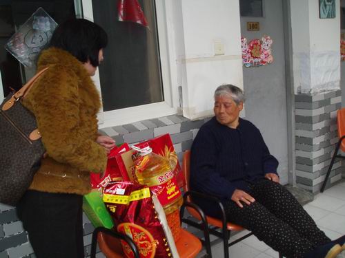 为恒久卧床的老人送去组织的温暖 (3).jpg