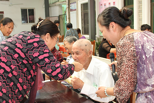 利记官网平台入口文创园党支部团委走访慰问七古登社区老人 (5).jpg